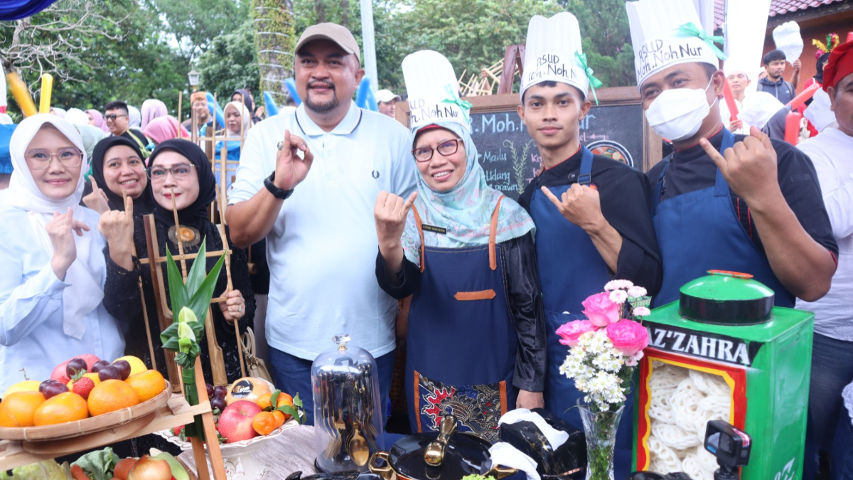 Bupati Bogor Rudy Susmanto saat mengunjungi stan RSUD R. Moh. Noh Nur pada&nbsp;lomba memasak dalam kegiatan Pesona Ramadhan Bogor Berbagi 2026.