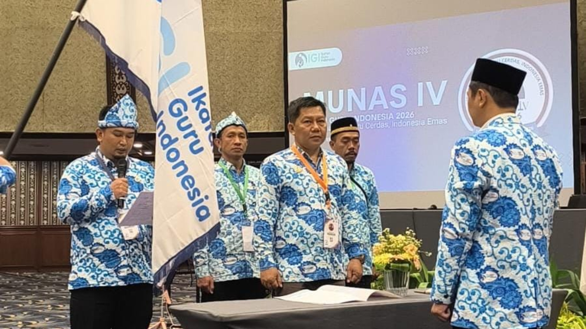 Abdul Wahid Nara selaku ketua Presidium Melantik Danang Hidayatullah sebagai ketua umum Pengurus Pusat Ikatan Guru Indonesia masa bakti 2026-2031.