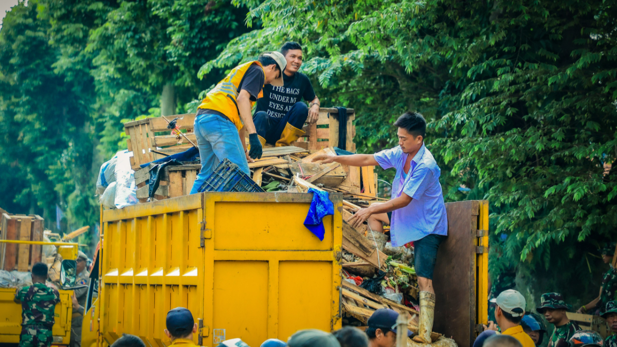 Ilustrasi: Petugas kebersihan mengangkut sampah.