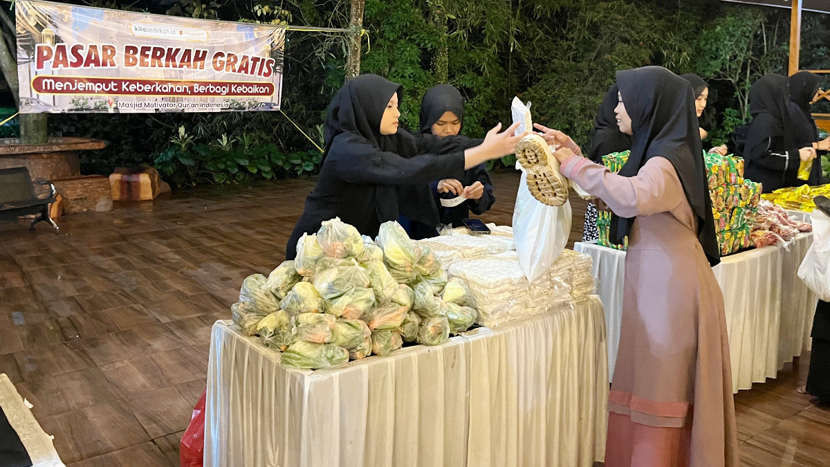 Pesantren Motivator Qur'an Indonesia (PMQI) mengadakan Pasar Berkah Ramadhan bagi masyarakat sekitar dan jamaah Masjid Motivator Qur'an Ciampea, Kabupaten Bogor.