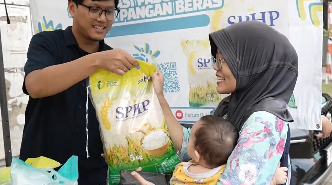 Ilustrasi penyaluran bonus bantuan beras kepada KPM desil rendah