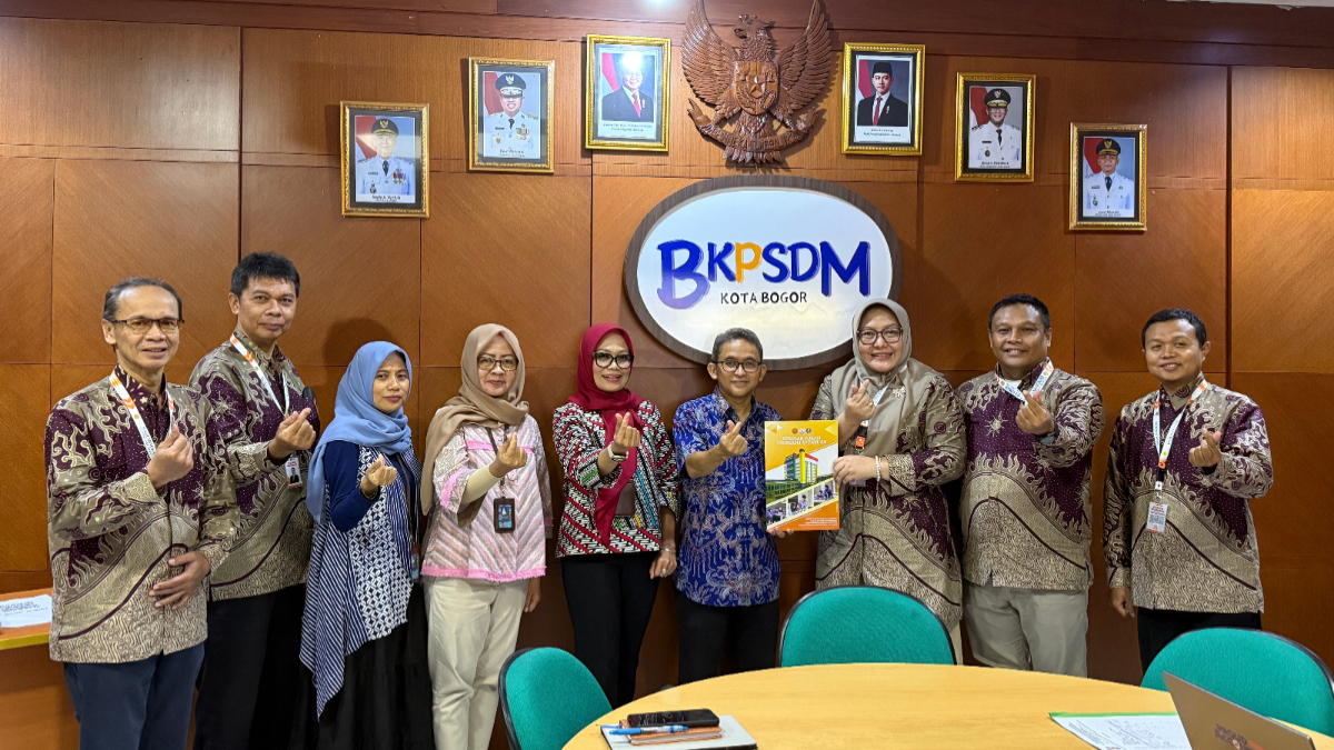 Dekan Sekolah Vokasi Dr Lia Dahlia Iryani bersama Direktur Marketing Unpak, Dr R Joko Sarjanoko, saat audiensi dengan Kepala BKPSDM Kota Bogor, Dani Rahadian, dan jajaran pegawai, Jumat, 6 Maret 2026.
