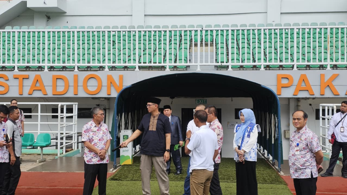 Sekda Kabupaten Bogor, Ajat Rochmat Jatnika bersama jajaran saat meninjau Stadion Pakansari Cibinong.