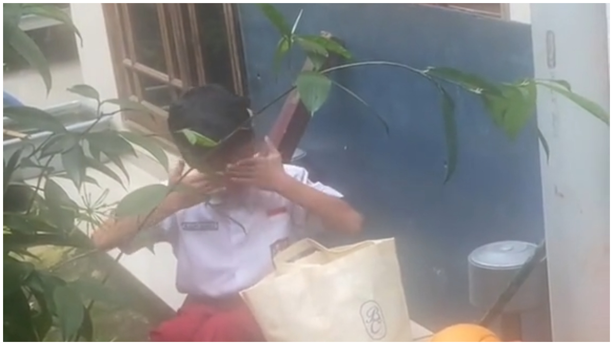Anak SD ini menahan tangis saat hendak membuka paket Makan Bergizi Gratis