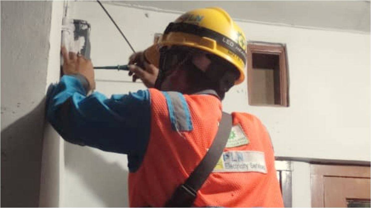 ILUSTRASI: Petugas PLN sedang melakukan perbaikan alat meteran listrik.