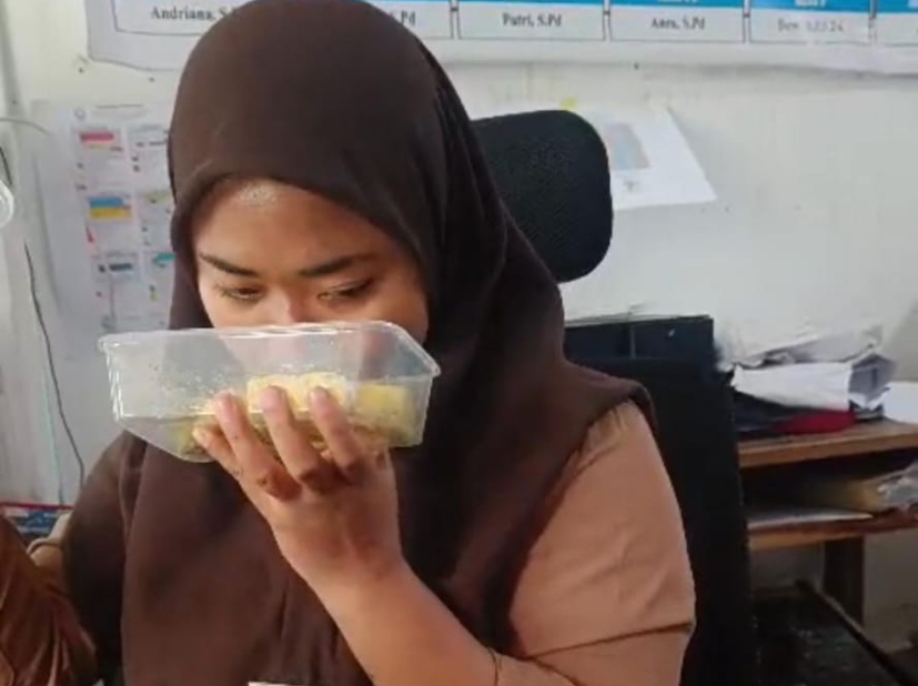 Tangkapan layar video salah satu guru SDIT As-Salam Islamic Green School saat mengecek menu MBG, Desa Cikahuripan, Kecamatan Klapanunggal, Kabupaten Bogor.