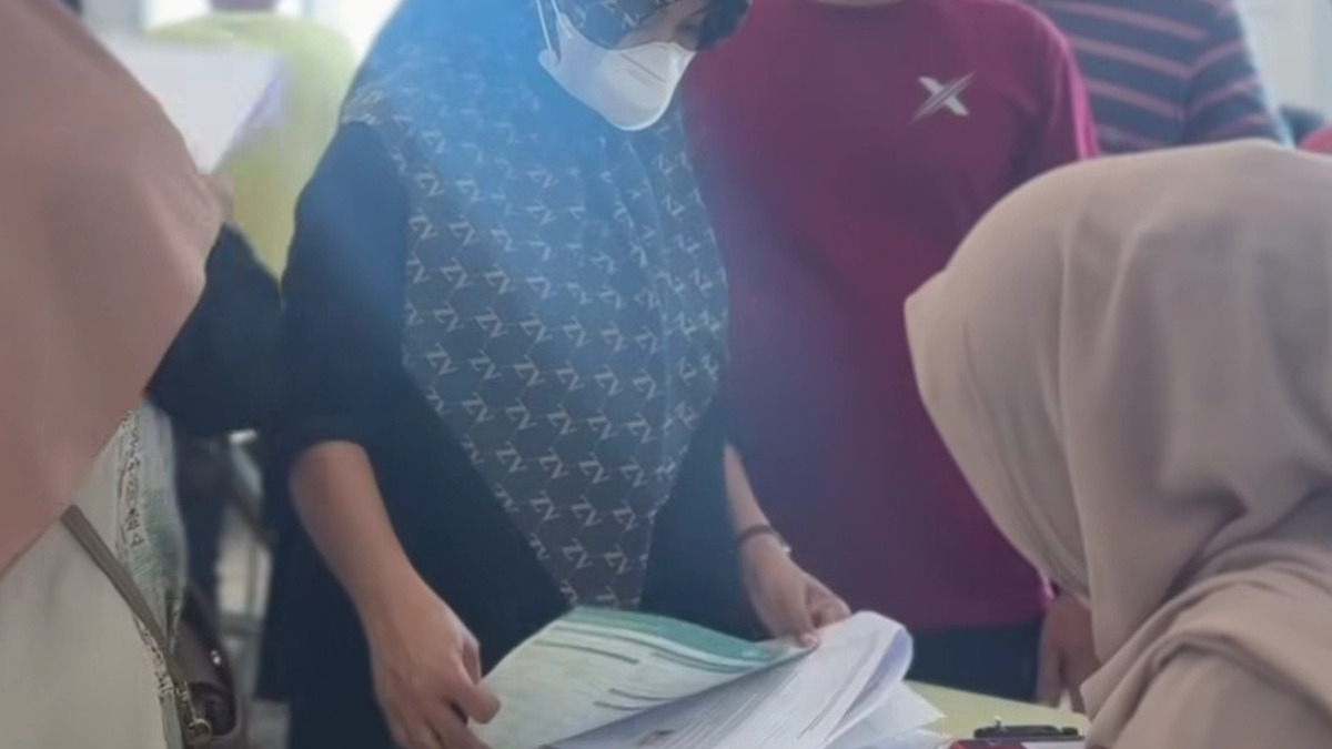 Ilustrasi masyarakat mencairkan bantuan BIH, BSSE, dan Jadup