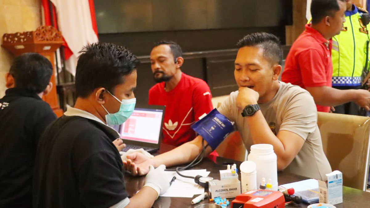 Kapolresta Bogor Kota&nbsp;Kombes Pol Rio Wahyu Anggoro mengikuti kegiatan donor darah yang digelar PMI Kota Bogor&nbsp;Jumat, 6 Maret 2026 malam.