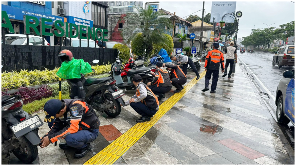 Tim Maung ASRI Depok tertibkan motor parkir liar di atas trotoar Jalan Margonda