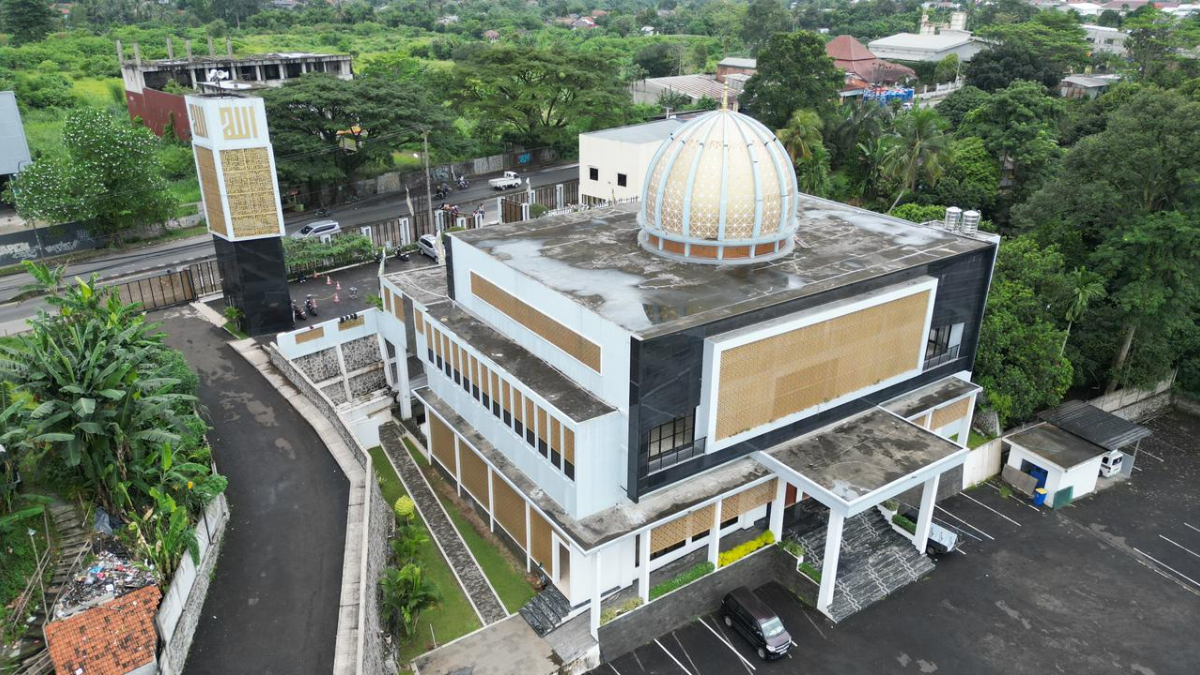 Masjid Raya Al-Kautsar Jampang, di Jalan Raya Kemang - Parung, menawarkan program I'tikaf untuk umum.