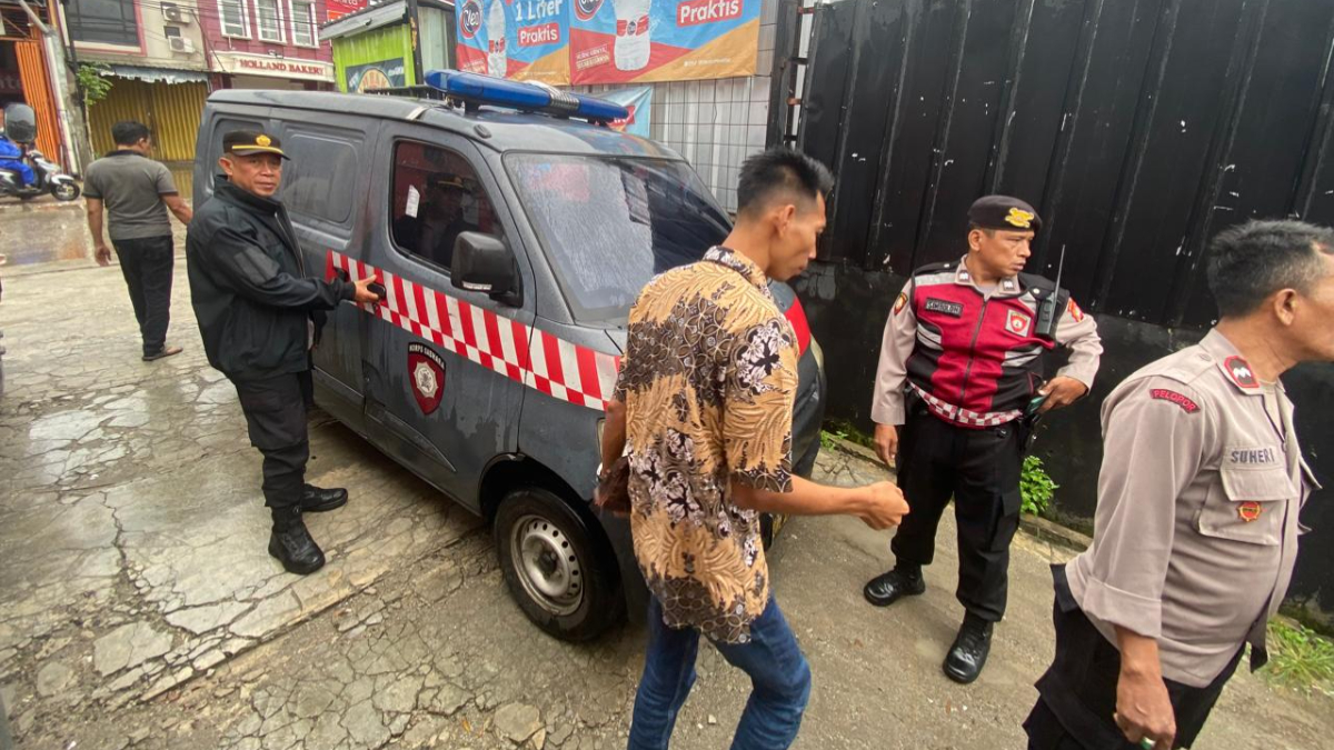 Polisi melakukan cek TKP pencurian mobil boks di Cinere Kota Depok.