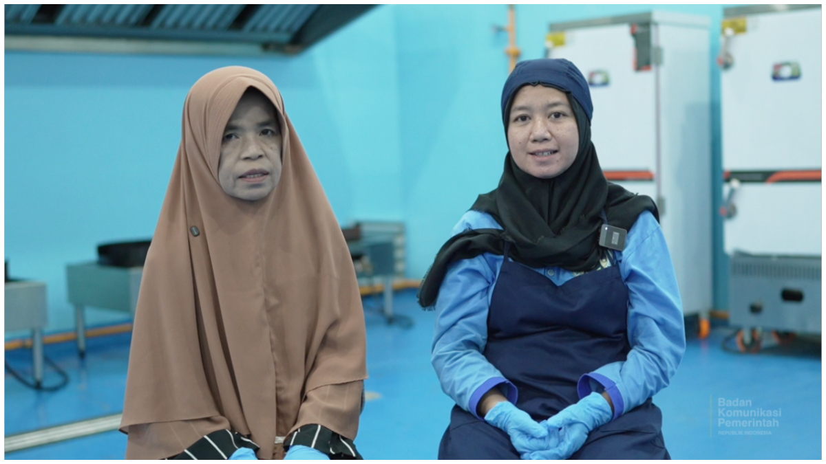 Emilia Widyastuti, perempuan 33 tahun penyandang disabilitas yang bekerja di SPPG Sukoharjo