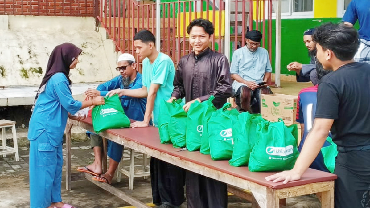 Panitia menyalurkan paket sembako kepada penerima manfaat di Masjid Al-Ikhlas Taman Sari Persada, Kota Bogor, Sabtu, 7 Maret 2026.