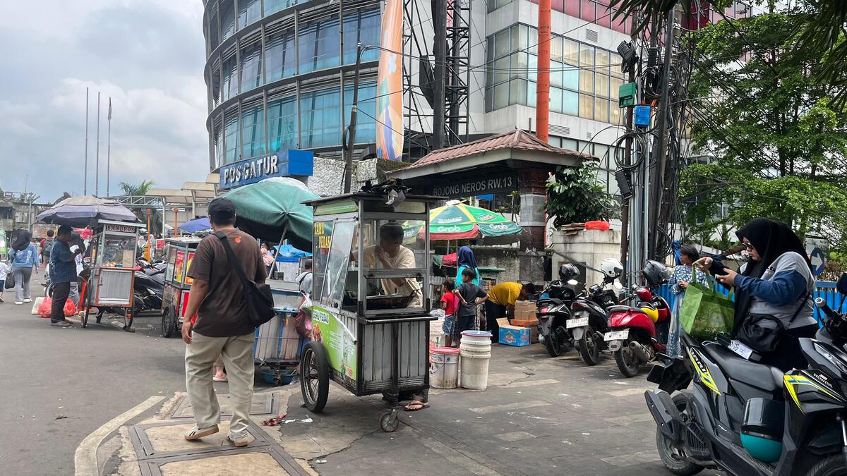 PKL yang ada di Pedestrian Kota Bogor, tepatnya di Jalan Djuanda, depan BTM.