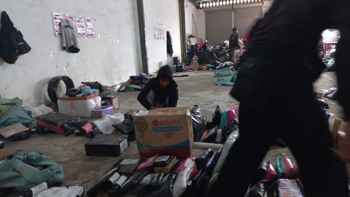 Kurir paket tengah bersiap lakulan pengiriman yang melonjak jelang lebaran di Bogor.