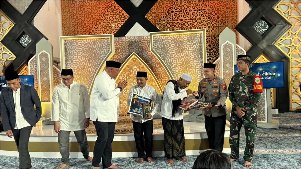 SIMBOLIS : Bupati Bogor, Rudy Susmanto menyerahkan Al-Quran di&nbsp;Masjid Baitul Faizin.