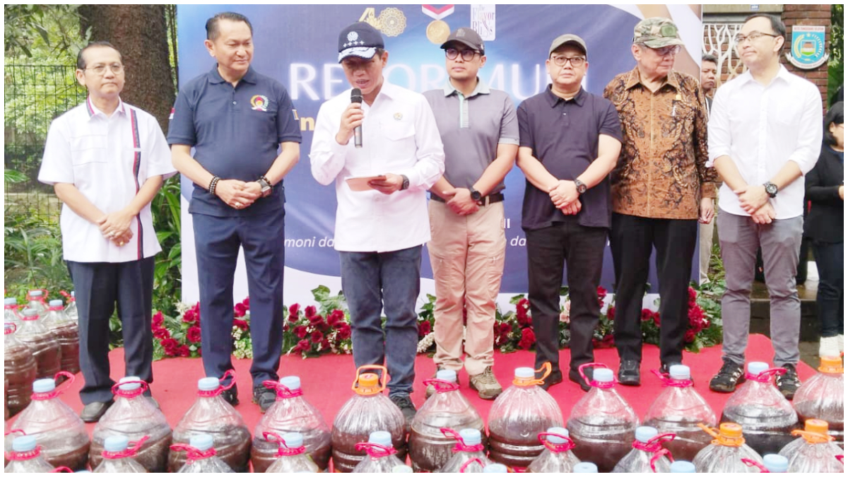 Menteri Lingkungan Hidup, Hanif Faisol Nurofiq pada&nbsp;aksi lingkungan menuangkan sekitar 10.000 liter eco enzyme ke Sungai Jelentreng.