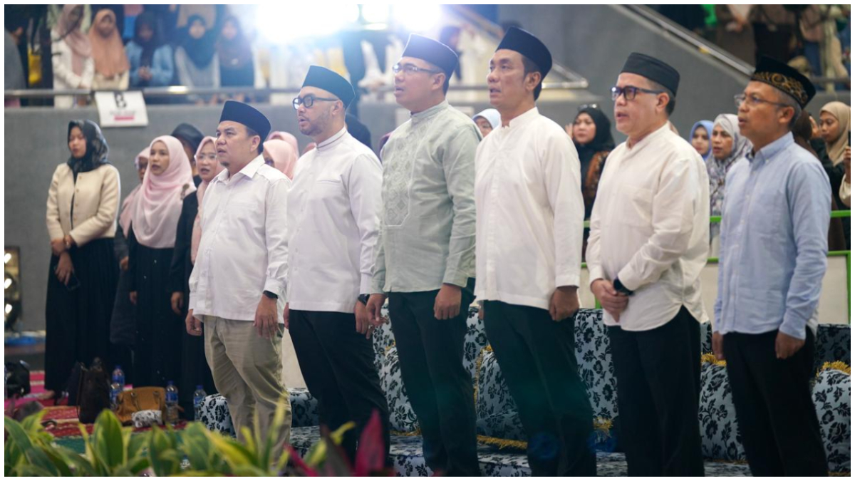 Ketua Umum DPP HA IPB Fauzi Amro bersama Rektor IPB University Alim Setiawan Slamet, dan Ketua DPRD Kota Bogor, Adityawarman Adil menghadiri kegiatan HA Berbagi dan buka puasa bersama.