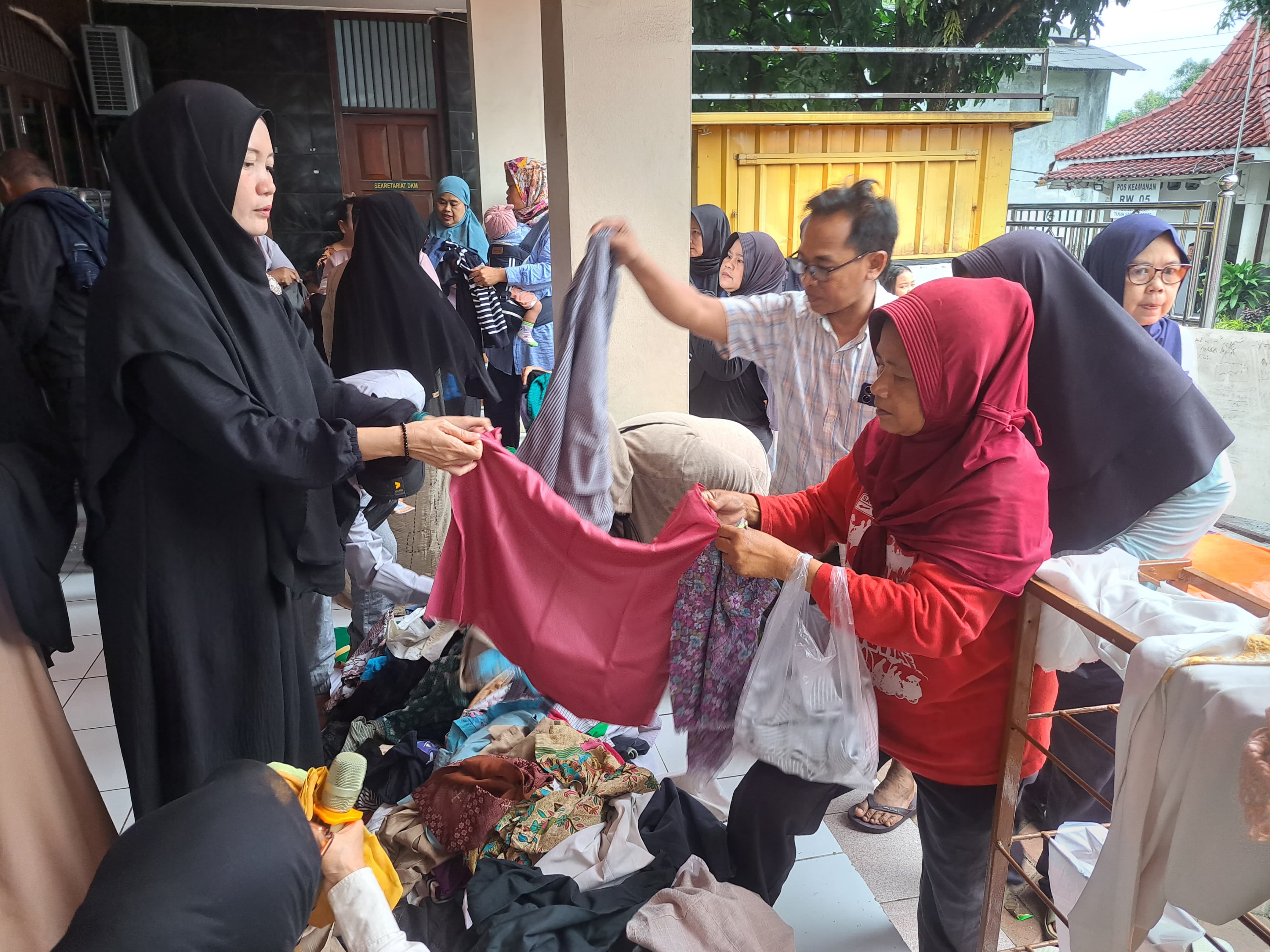 Bazar pakaian murah di Masjid Al I'Tisham Tanah Sareal Kota Bogor. 