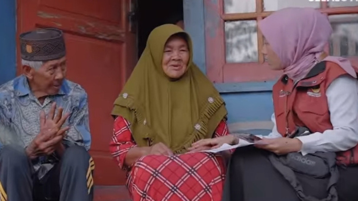 Ilustrasi KPM menerima undangan pencairan bansos dari PT Pos