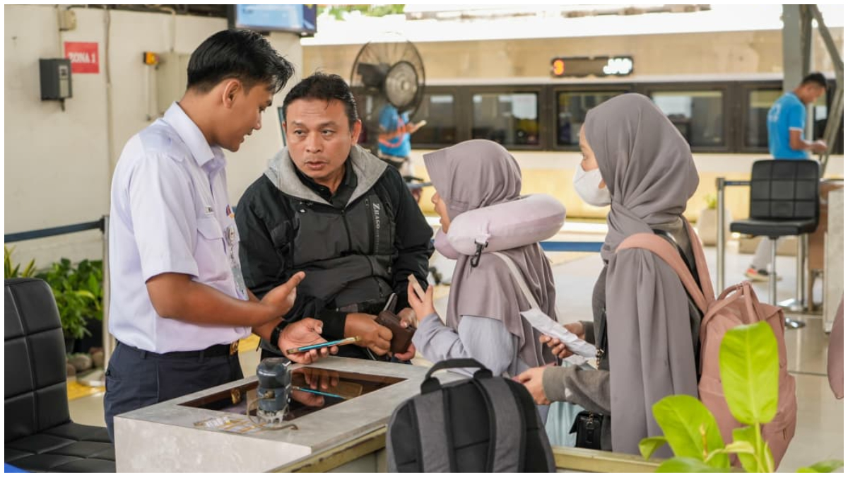 Penumpang hendak naik kereta jarak jauh di Stasiun. 