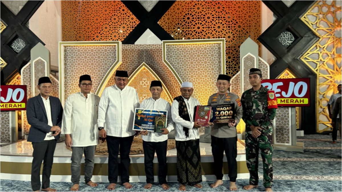 KOMPAK : Polres Bogor mewakafkan sebanyak 2.000 Mushaf Al-Quran.