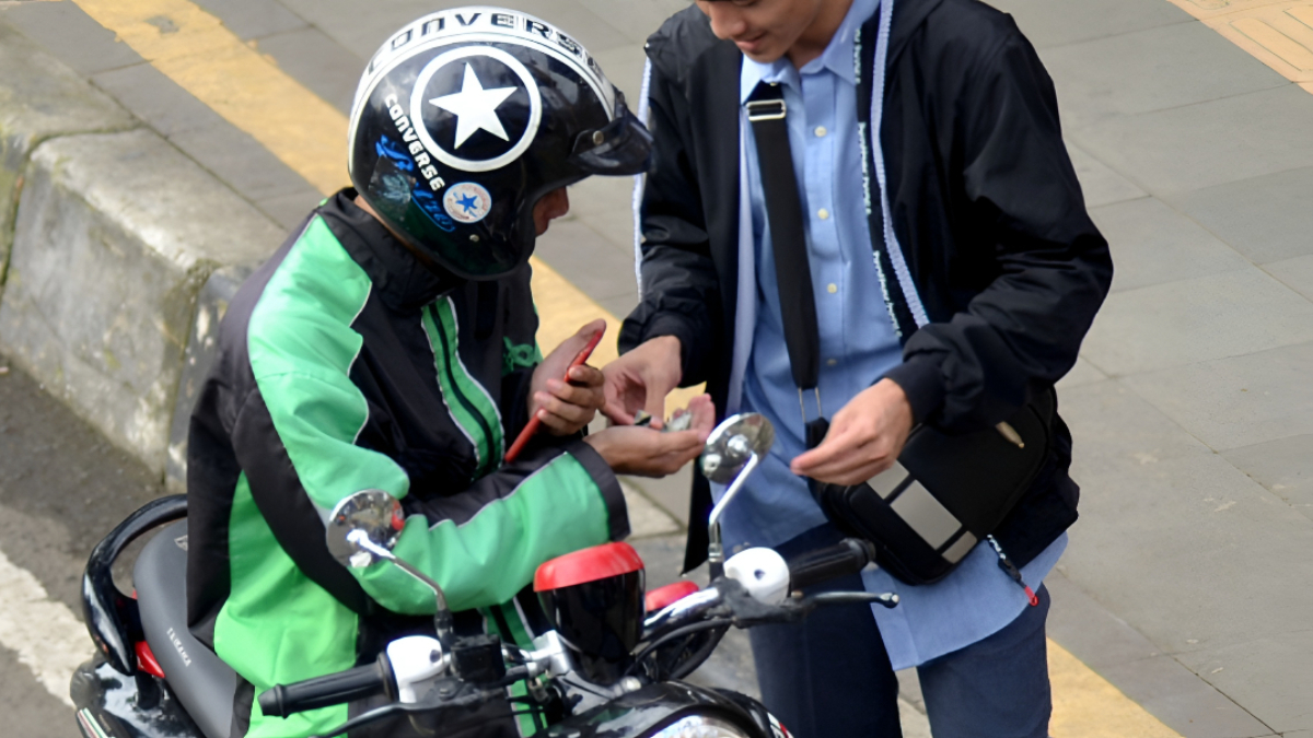 Ojol (ojek online) setelah mengantar penumpang