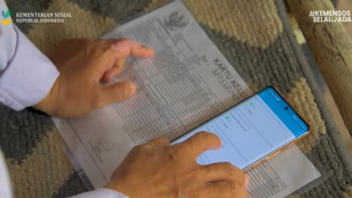 Ilustrasi petugas mengecek data KPM bansos.