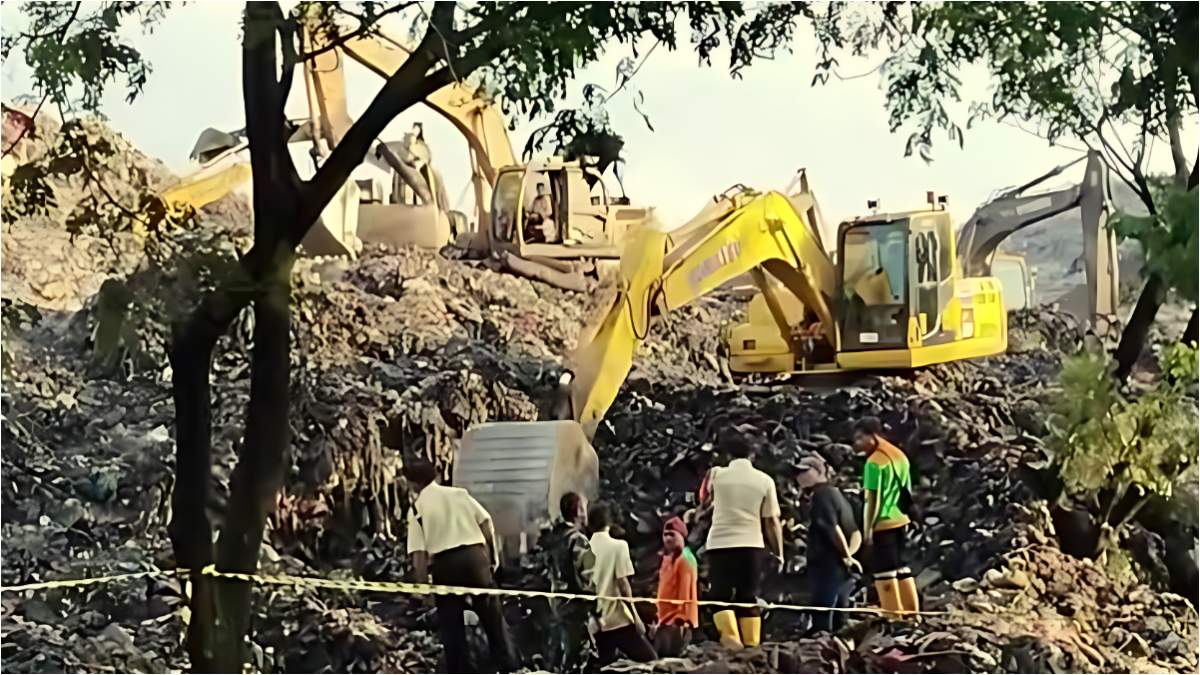 Petugas mengevakuasi para korban di TPA Bantargebang, Bekasi, Minggu 8 Maret 2026.