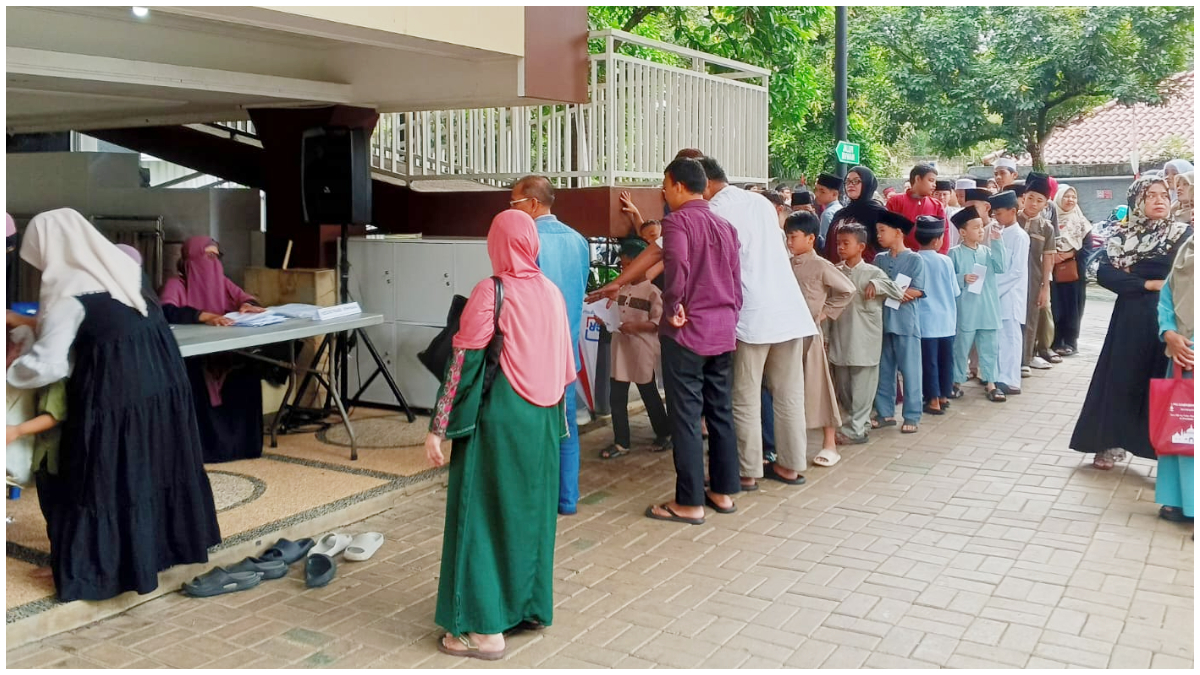 Masjid Al-Ikhlas Taman Sari Persada (TSP), Kelurahan Cibadak, Kota Bogor menyalurkan santunan kepada ratusan anak yatim dan dhuafa. 