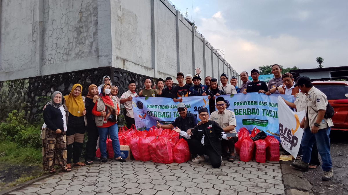 Paguyuban Asep Dunia berbagi takjil Ramadhan di Bogor.