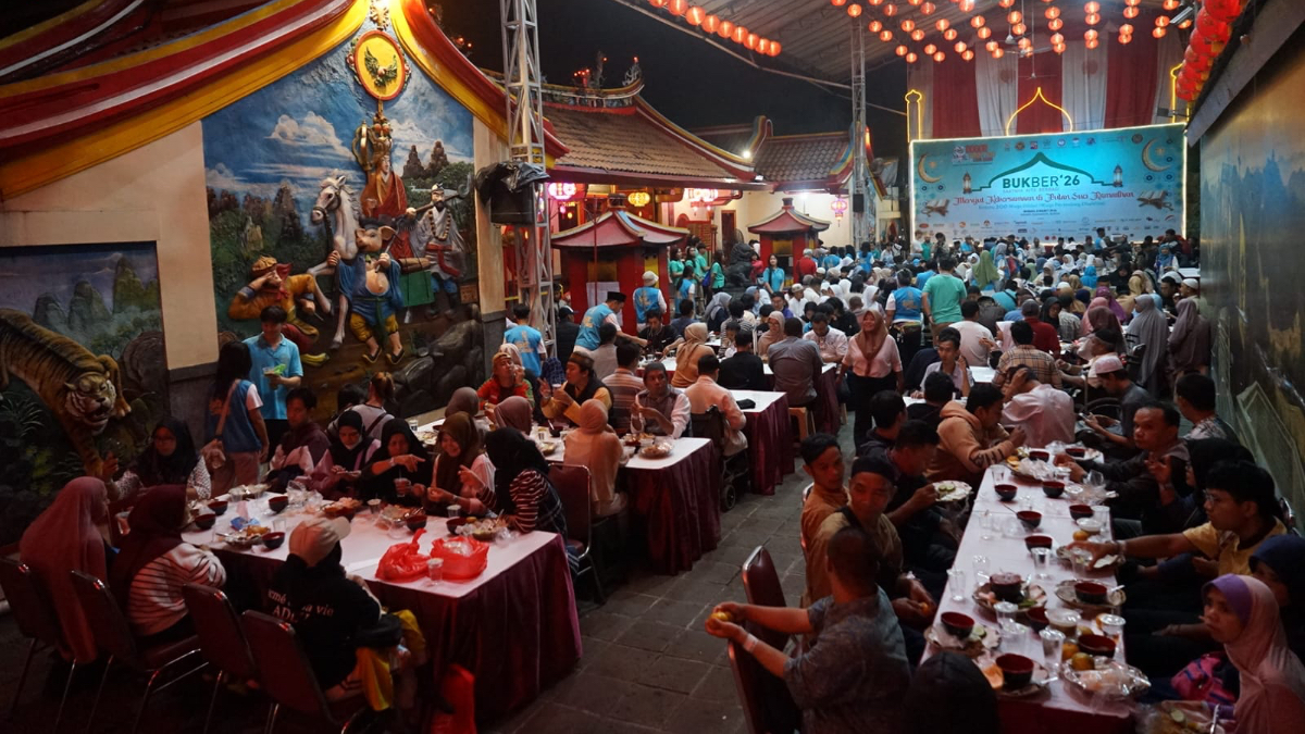 Berbuka puasa bersama warga  penyandang disabilitas (difabel) di Vihara  Dhanagun Bogor, Minggu, 8 Maret 2026. 