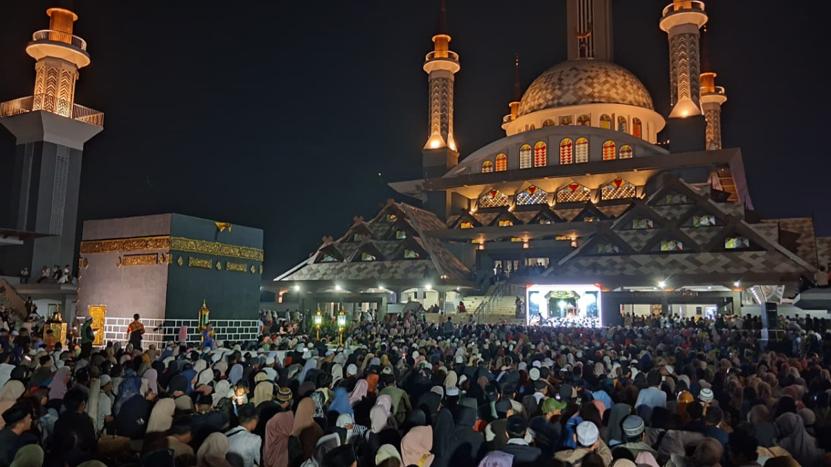 Keindahan Mesjid Raya Nurul Wathon dimalam hari saat kegiatan Tabligh Akbar.