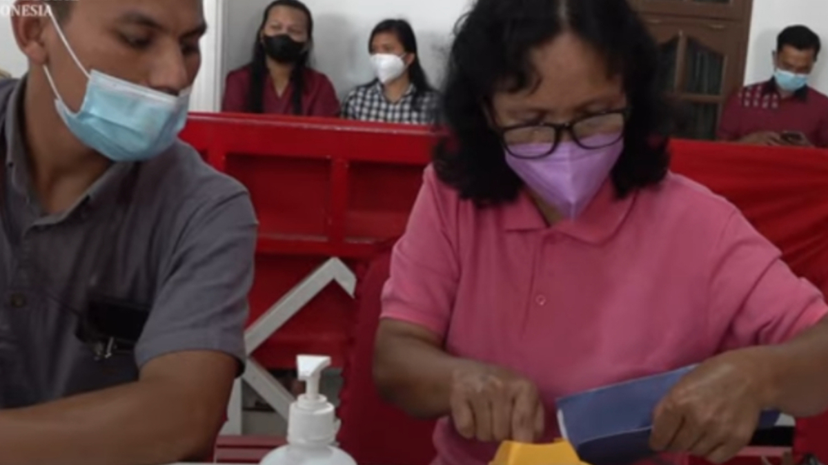 Ilustrasi KPM bansos mengambil dana  bantuan sosial dari pemerintah.