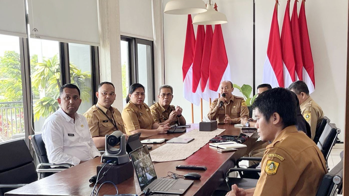Plt DLH Kabupaten Bogor, Bambam Setia Aji bersama dinas terkait saat memimpin rapat penyelesaian soal sampah.