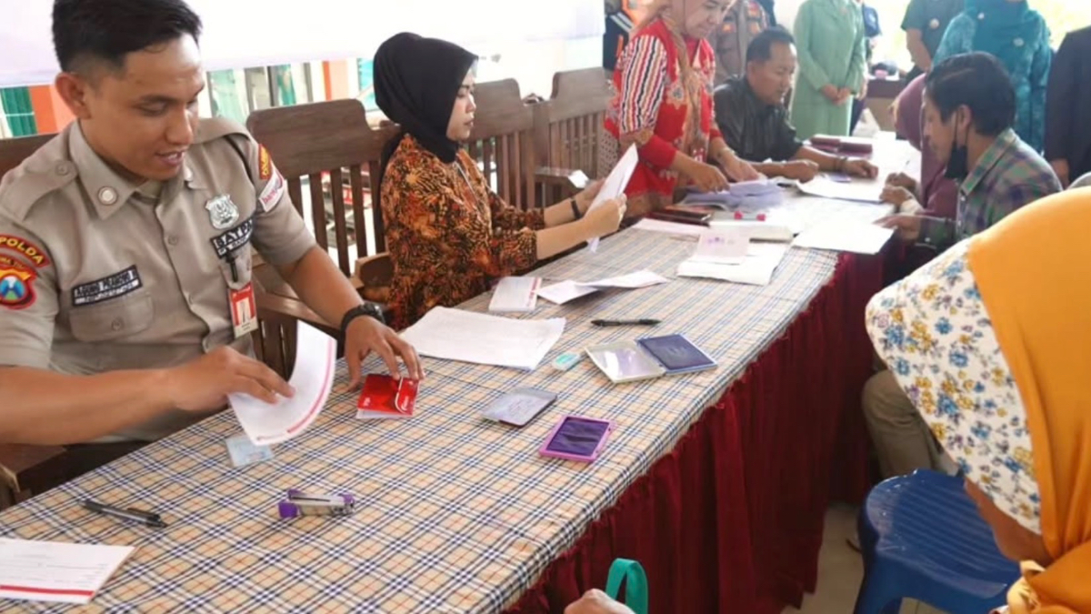 Ilustrasi proses penyaluran bansos kepada keluarga penerima manfaat.