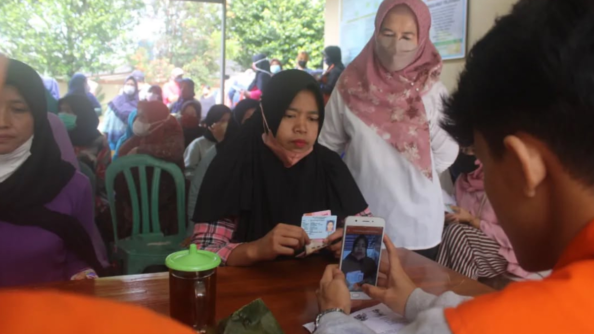 Ilustrasi pendistribusian bansos reguler PKH dan BPNT kepada KPM.