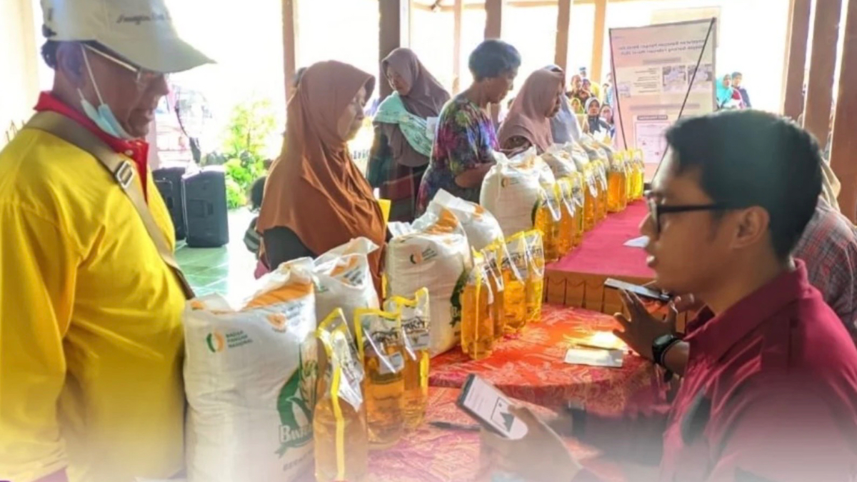 Ilustrasi penyaluran bantuan pangan kepada masyarakat membutuhkan.