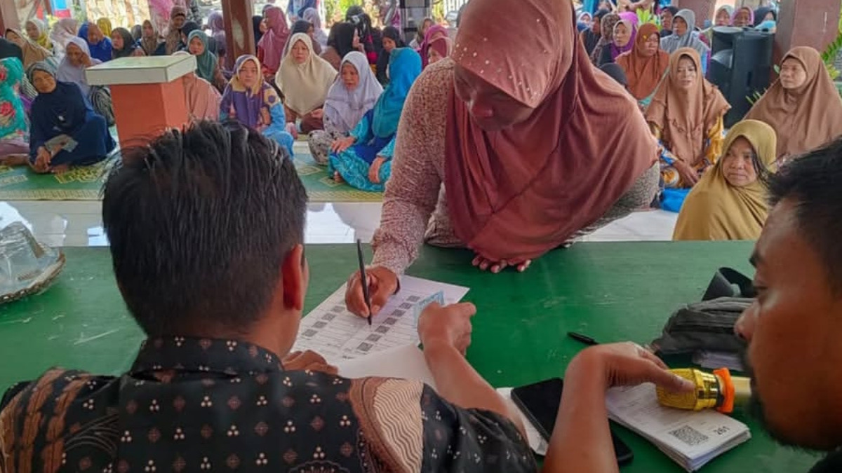 Ilustrasi KPM mengambil dana bansos yang disalurkan pemerintah.