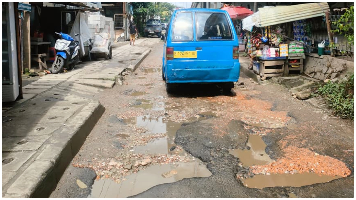 Kondisi Jalan Arif Rahman Hakim Kota Depok yang rusak parah.
