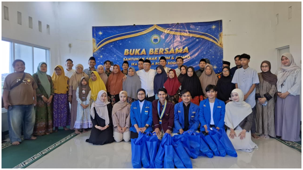 IKA PMII Laa Roiba Bogor saat menggelar buka puasa bersama serta santunan anak yatim dan jompo di Kecamatan Leuwiliang, Kabupaten Bogor.