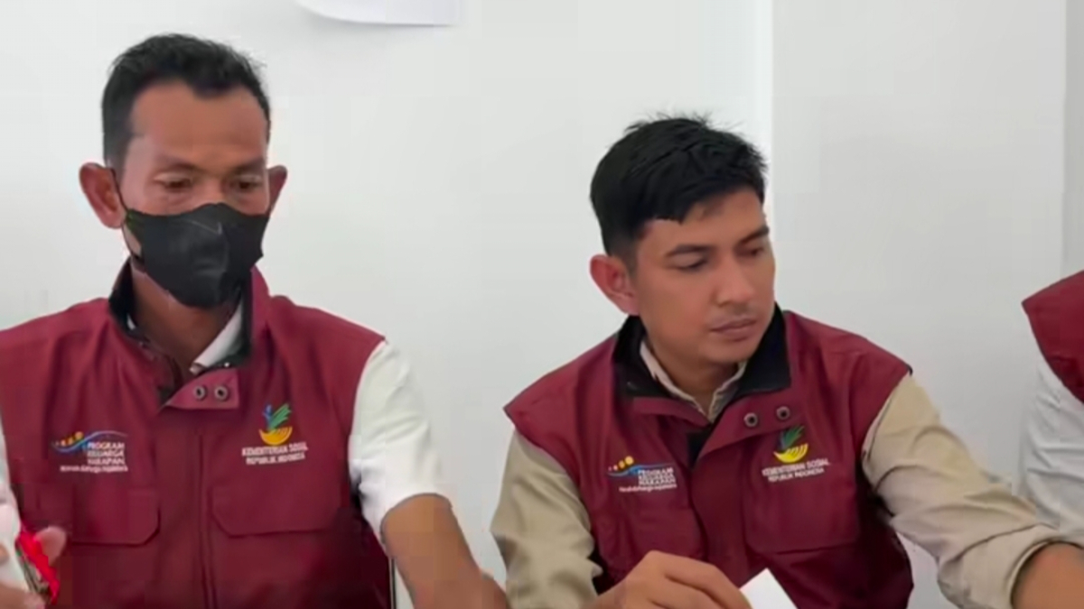 Ilustrasi petugas menyalurkan bansos kepada KPM.
