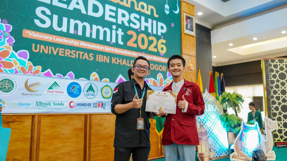 Penyerahan beasiswa kepada peserta terbaik Ramadhan Leadership Summit 2026 yang diselenggarakan Universitas Ibn Khaldun Bogor.