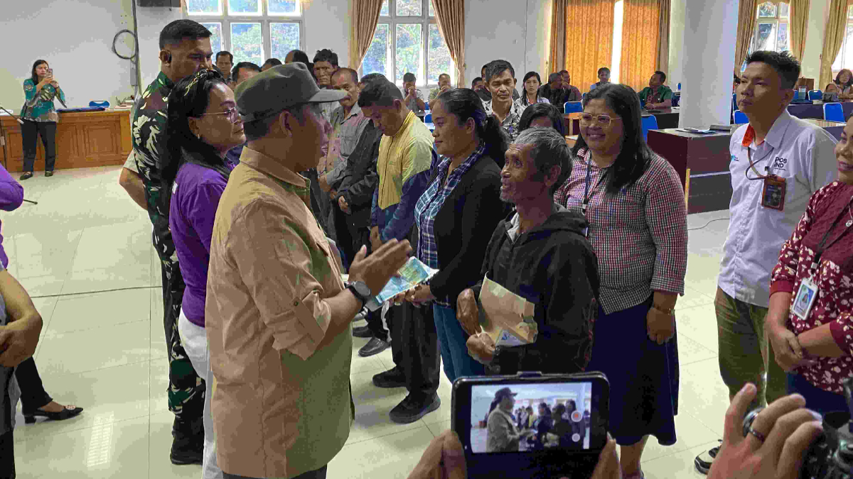 Ilustrasi penyaluran bansos yang dilakukan oleh pemerintah