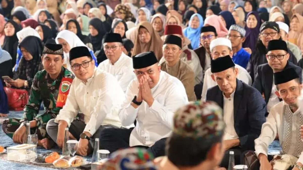 Ketua DPRD Kabupaten Bogor, Sastra Winara (kiri) bersama Bupati Rudy Susmanto dan Wakilnya Ade Ruhandi menghadiri malam Nuzulul Quran.