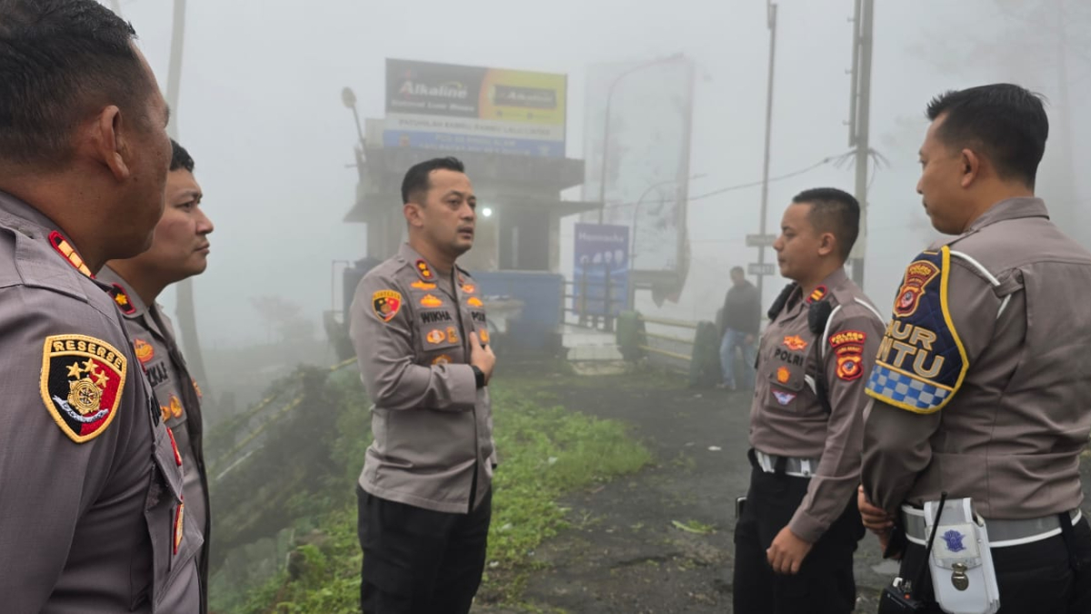 Kapolres Bogor AKBP Wikha Ardilestanto bersama pejabat utama (PJU) Polres Bogor melakukan pengecekan jalur wisata Puncak, Senin 9 Maret 2026.