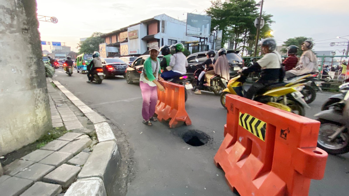 Kondisi lubang menganga di bawah JPO Paledang, Kota Bogor.