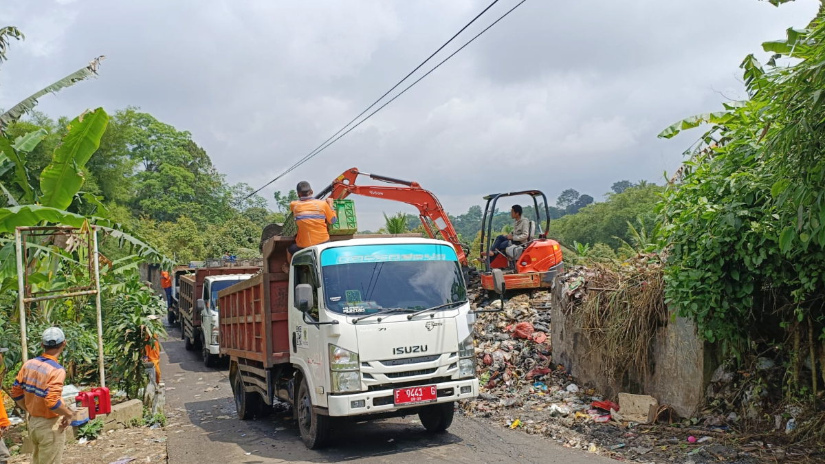 Tim DLH bersama DPU menangani tumpukan sampah liar di Desa Kopo, Kecamatan Cisarua, Kabupaten Bogor, Senin, 9 Maret 2026.