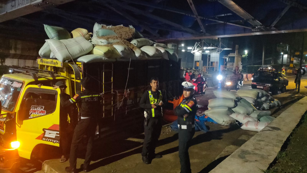 Truk pengangkut sekam tersangkut di Empang Kota Bogor Senin, 9 Maret 2026 malam.