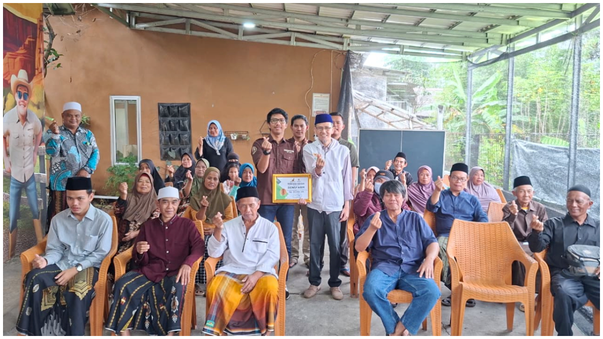 Bensfarm saat menyalurkan zakat perniagaan melalui Baznas Kota Bogor